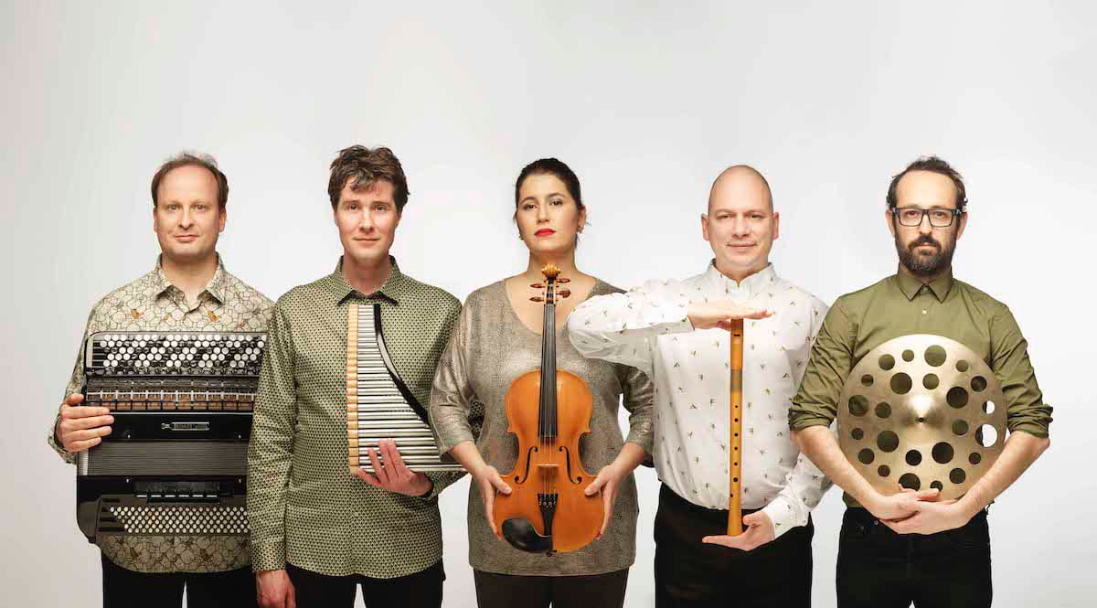 black pencil speelt 'come in caioni'