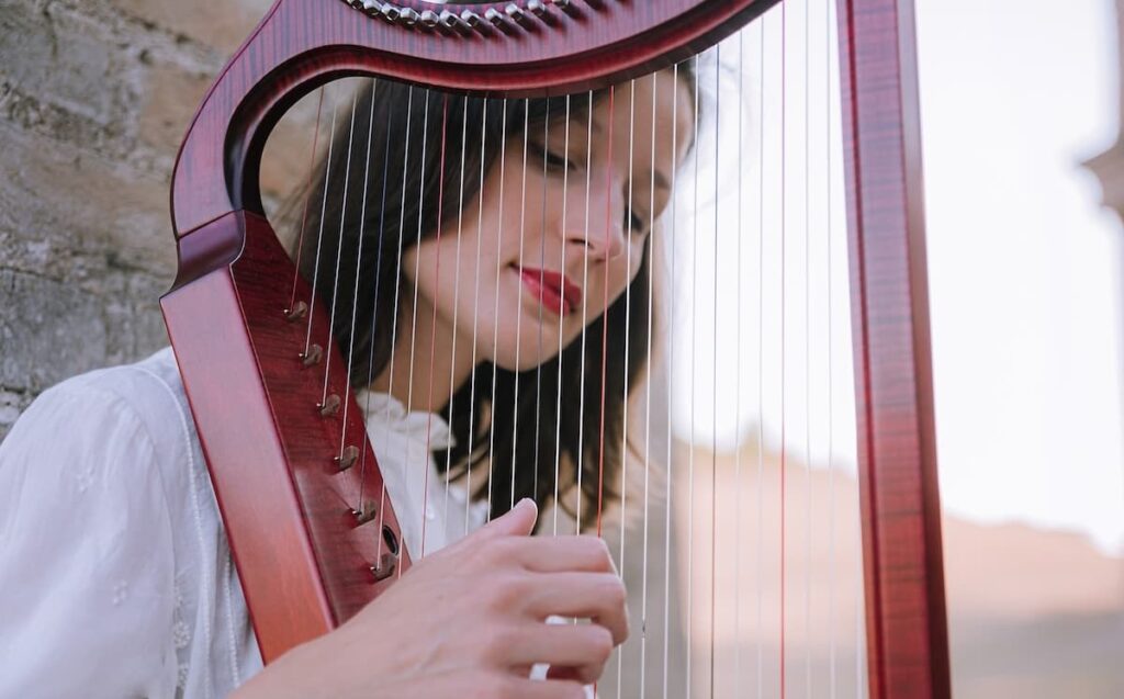 Meer over Harpiste Michaela Amici. Ze speelt zowel historische als hedendaagse harpen. Haar repertoire gaat van middeleeuwse- en barokmuziek tot aan nieuwe composities voor haar geschreven.